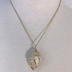 Vintage Shell W Gold Trim Pendant Necklace